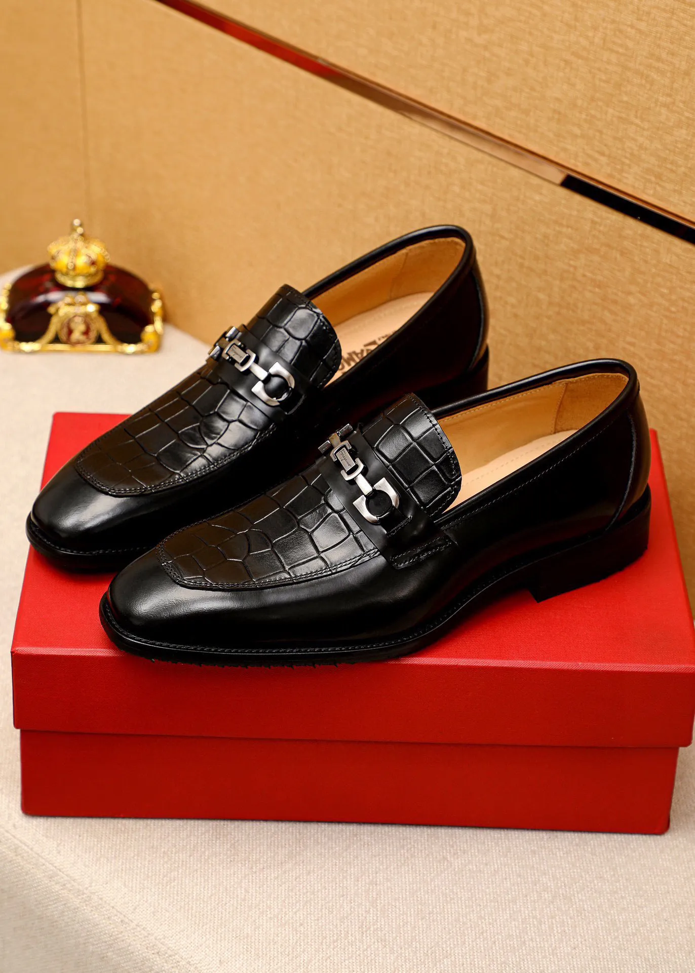 Men's shoes 💰460 💐 Product trademark: Ferragamo "Ferragamo" casual leather shoes Regular size: 38-44 (custom-made for 45🉑️) Product materials: Selected imported first-layer calfskin embossed upper + original hardware buckle, imported water-dyed cowhide leather lining. Strong three-dimensional visual effect, combined outsole Color: 1⃣️color optional